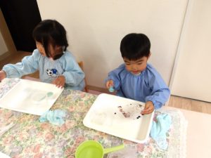 木の実で色水作り。【たいようぐみ】