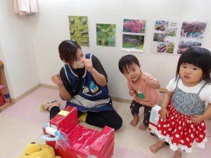 染め紙体験と絵の具遊び。【そらぐみ】